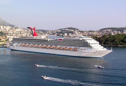 Impresionante imagen del Liberty fondeando en Dubrovnik